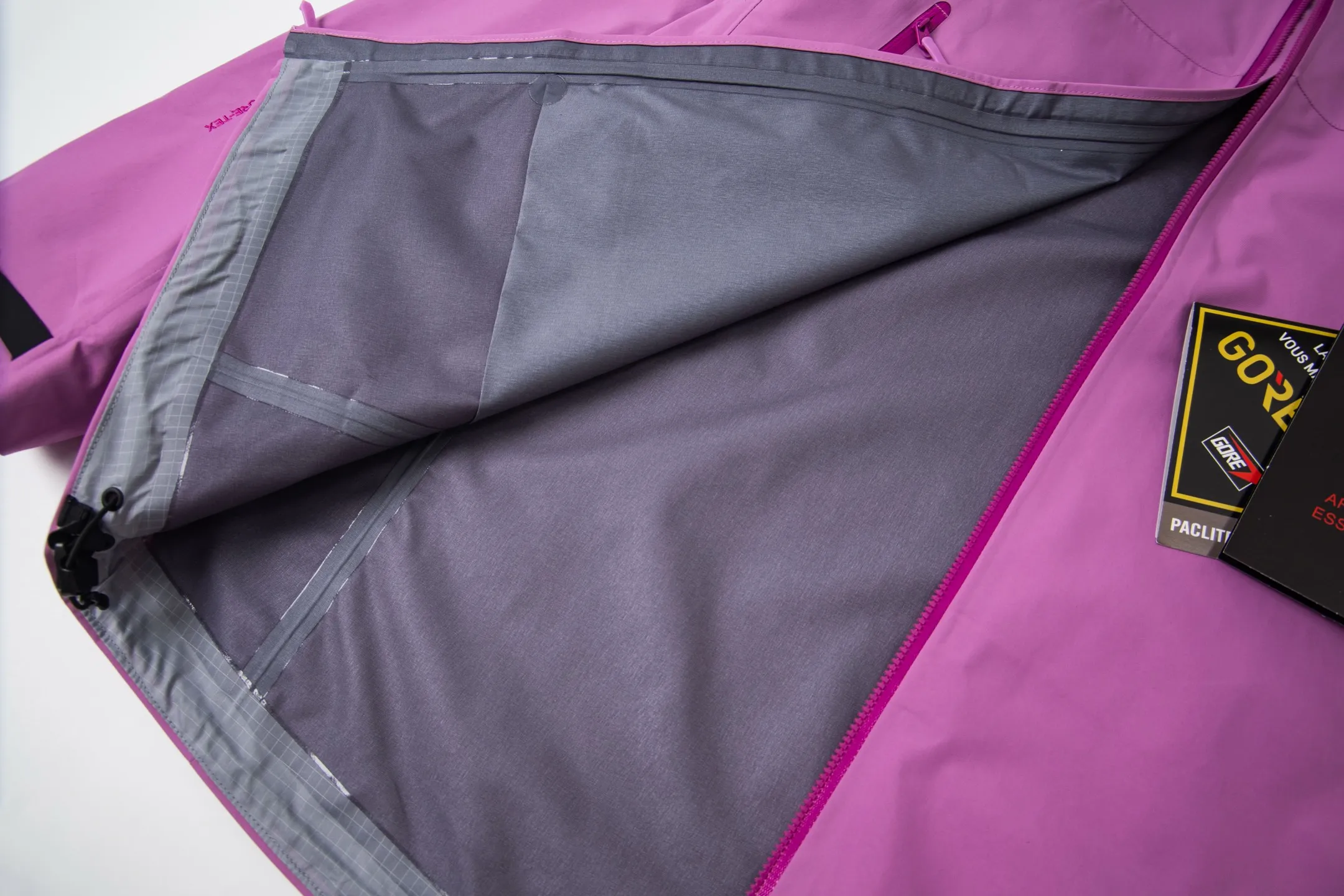 【 】 ARCTERYX Beta SLSeries SL GORE-TEX Breathable Breathable Series Versatile ， bluesign@ N '3LGORE-TEX ， ， Wear-Resistant， 、 Breathable， ! ARC TERYX ， 3D Tri-Durance ， P ， YKK ， ， ， 。 Size：S-XXL ：Black